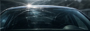 Poškrábané čelní sklo automobilu
